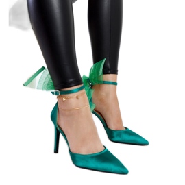 Talons hauts verts avec un nœud d'Ilaysa