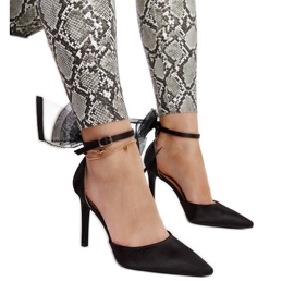 Talons hauts noirs avec nœud par Ilaysa le noir