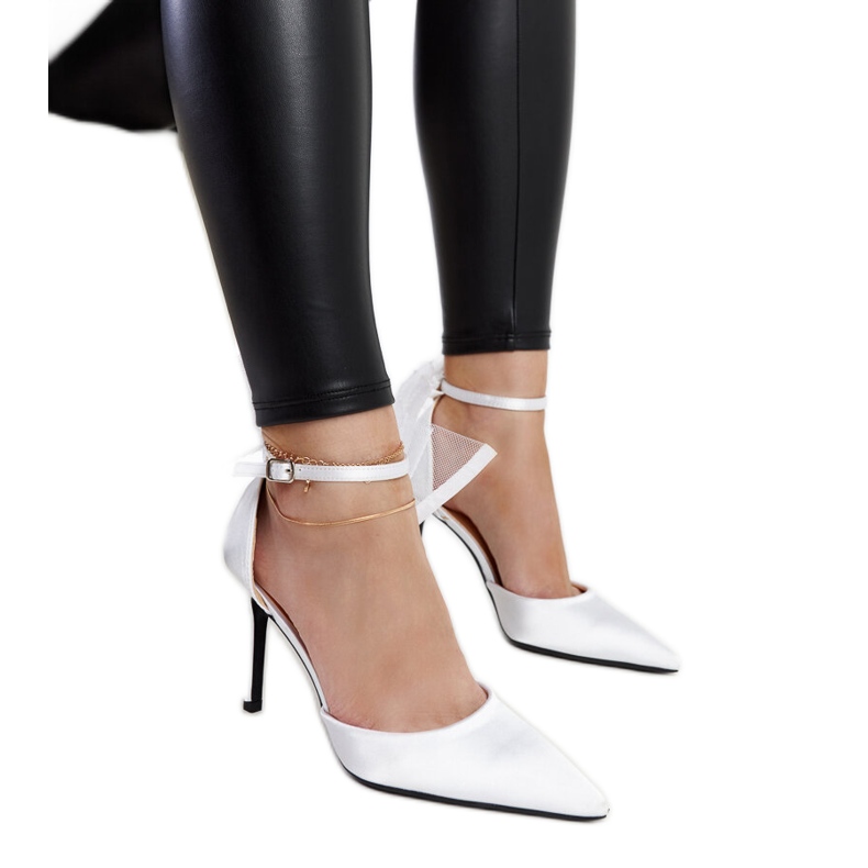 Talons hauts blancs avec un nœud d'Ilaysa blanche