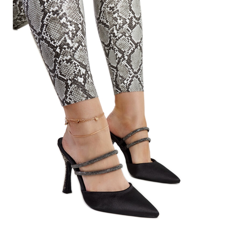 Tongs noires à talons hauts par Raffaelina le noir
