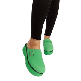 Le sabot vert glisse sur la plateforme Lang