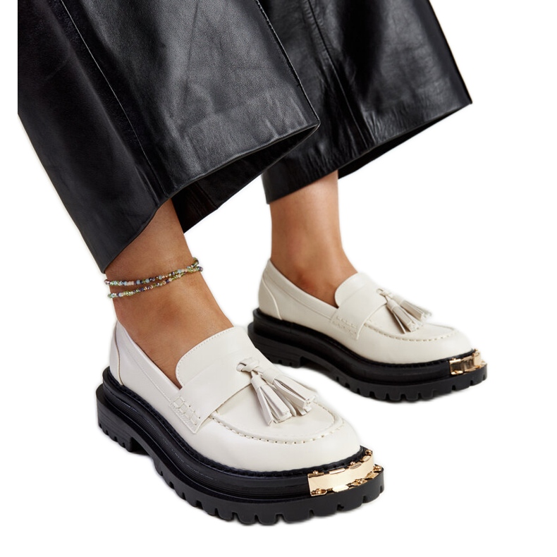 Mocassins massifs beige clair avec inserts dorés par Tuga