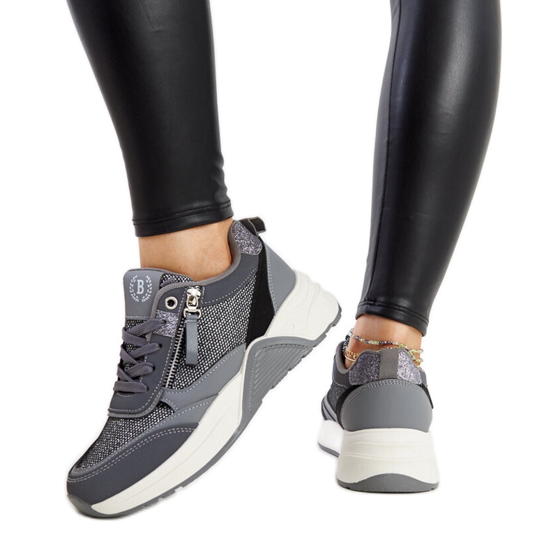 Baskets grises brillantes sur la plateforme Makda