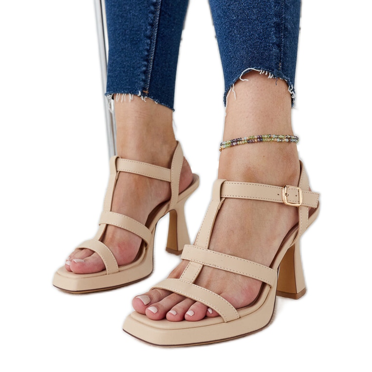 Sandales à talons hauts beige clair en éco-cuir Pirjo