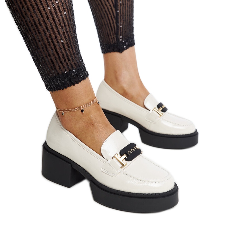 Chaussures à talons hauts vernies beiges de Vinceza