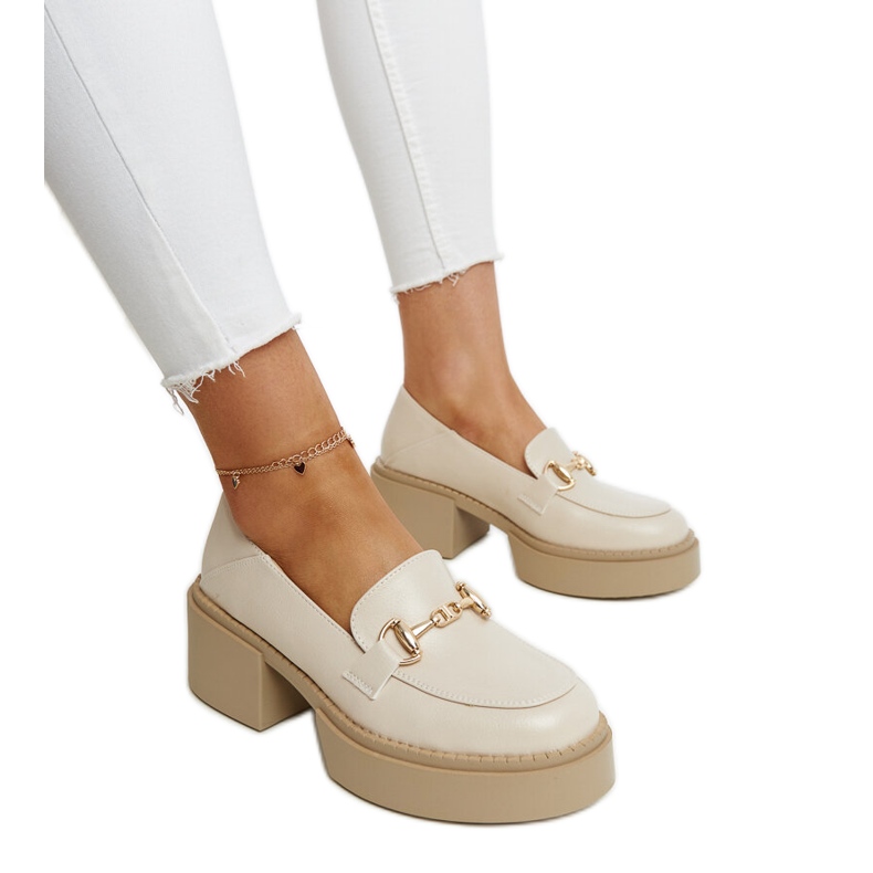 Chaussures à talons en éco-cuir beige par Vinceza Chaussures à talons en éco-cuir beige par Vinceza