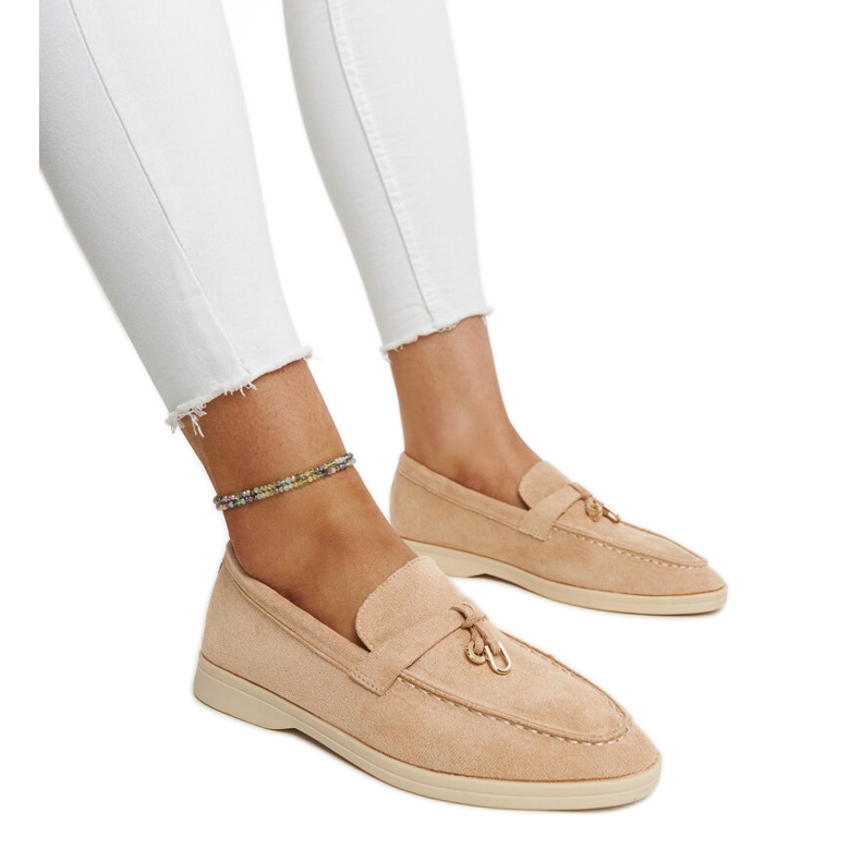 Mocassins beiges avec pendentif en métal de Fiorano