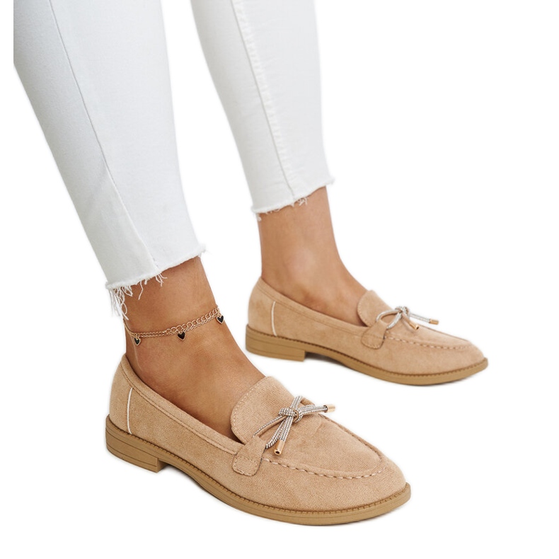 Mocassins beiges avec nœud décoratif par Endike Mocassins beiges avec nœud décoratif par Endike