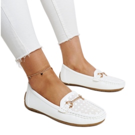Mocassins blancs avec boucle décorative par Adila