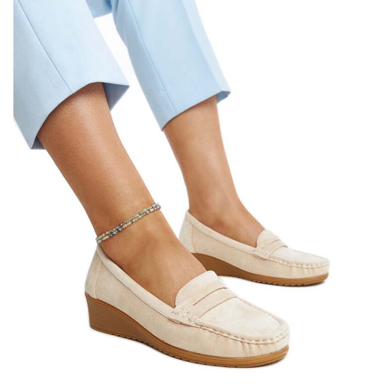 Mocassins compensés en daim beige clair par Sakena