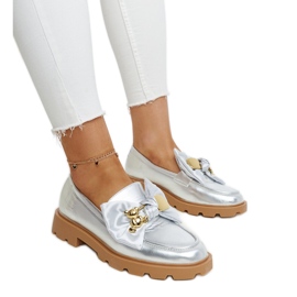 Mocassins argentés avec épingle de sûreté décorative par Bogumil Mocassins argentés avec épingle de sûreté décorative par Bogumil