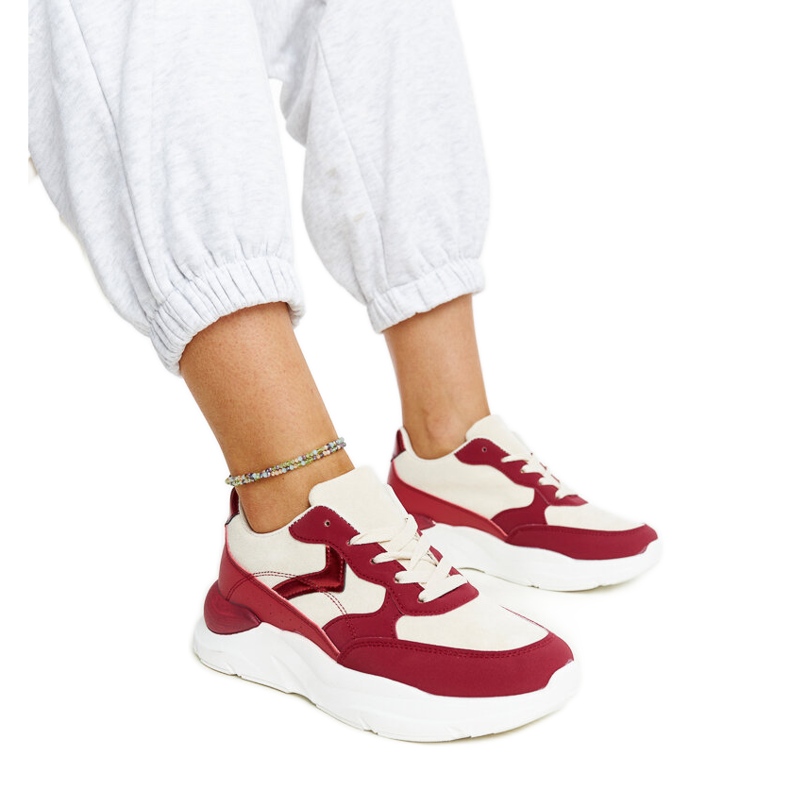 Baskets beiges et rouges sur la plateforme Nereida