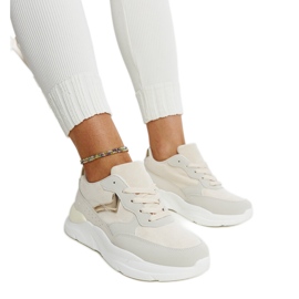 Baskets beiges sur la plateforme Nereida