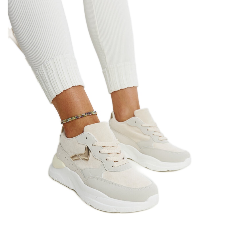 Baskets beiges sur la plateforme Nereida
