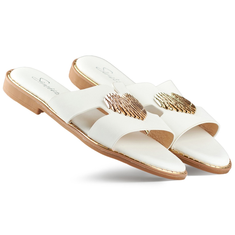 Tongs pour femmes blanches avec un coeur décoratif Tongs pour femmes blanches avec un coeur décoratif