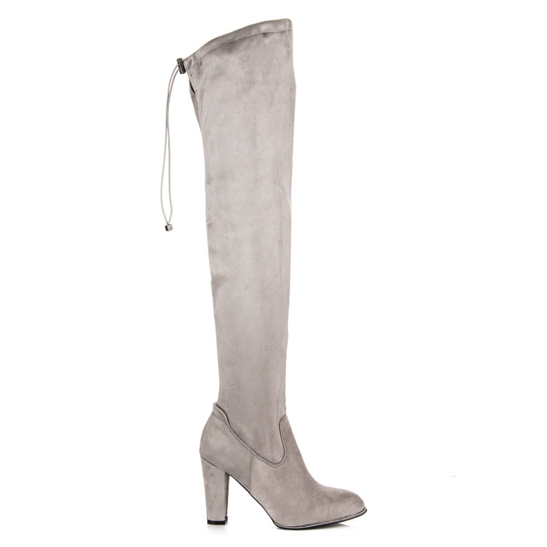 Betler Bottes en daim sur le poteau gris