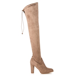 Betler Bottes en daim sur le poteau brun