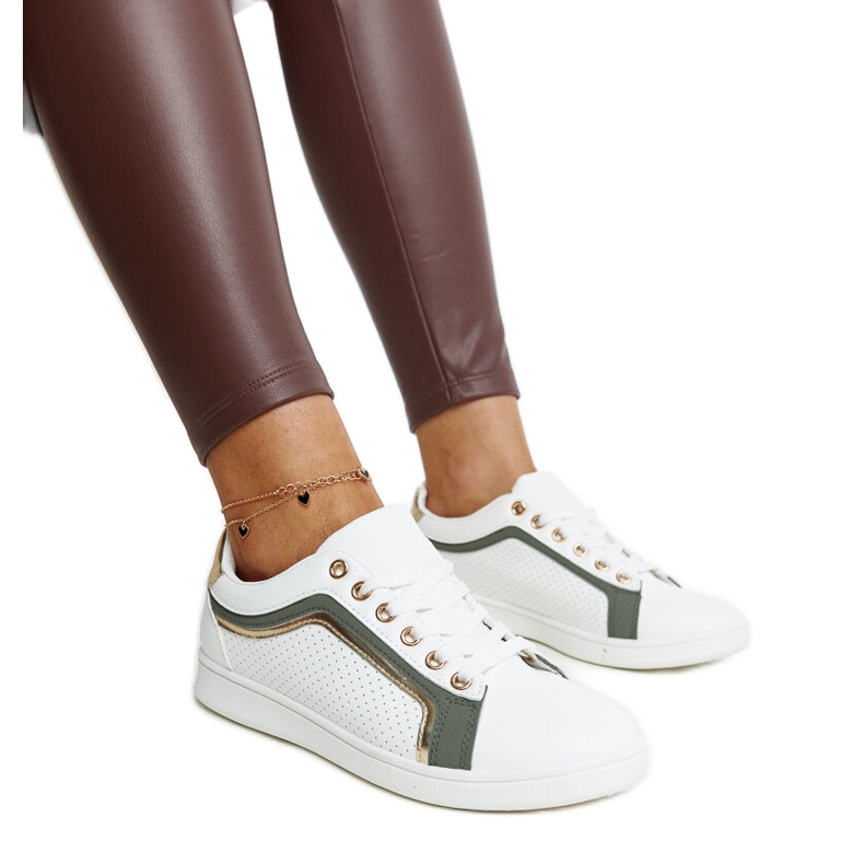Baskets blanches et vertes sur la plateforme Amala Baskets blanches et vertes sur la plateforme Amala