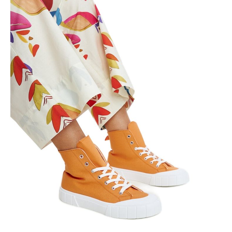 Baskets montantes orange par Vinka