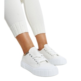 Les baskets en tissu blanc d'Eduard