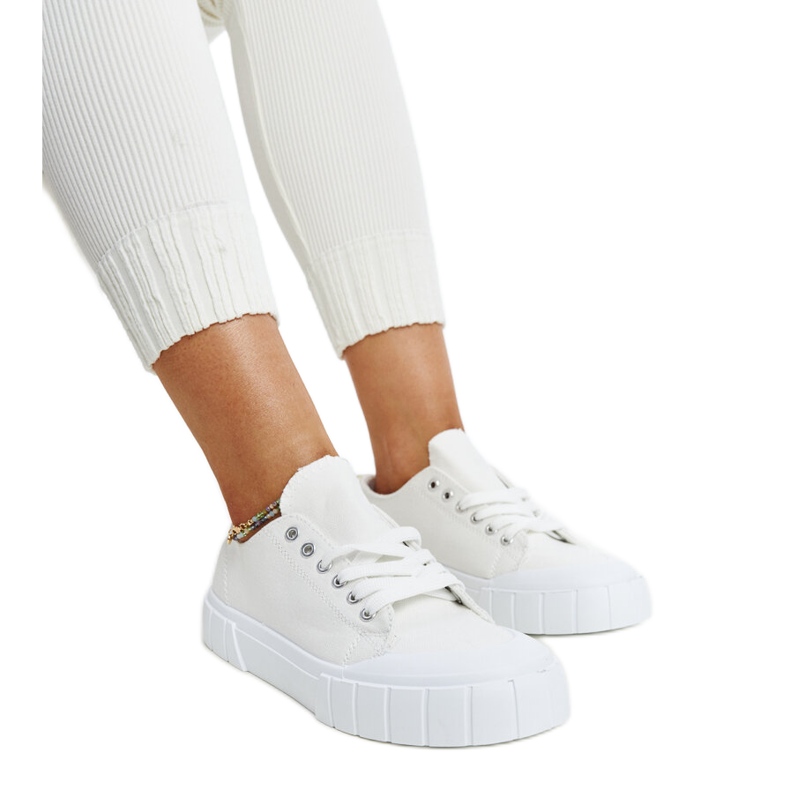 Les baskets en tissu blanc d'Eduard blanche