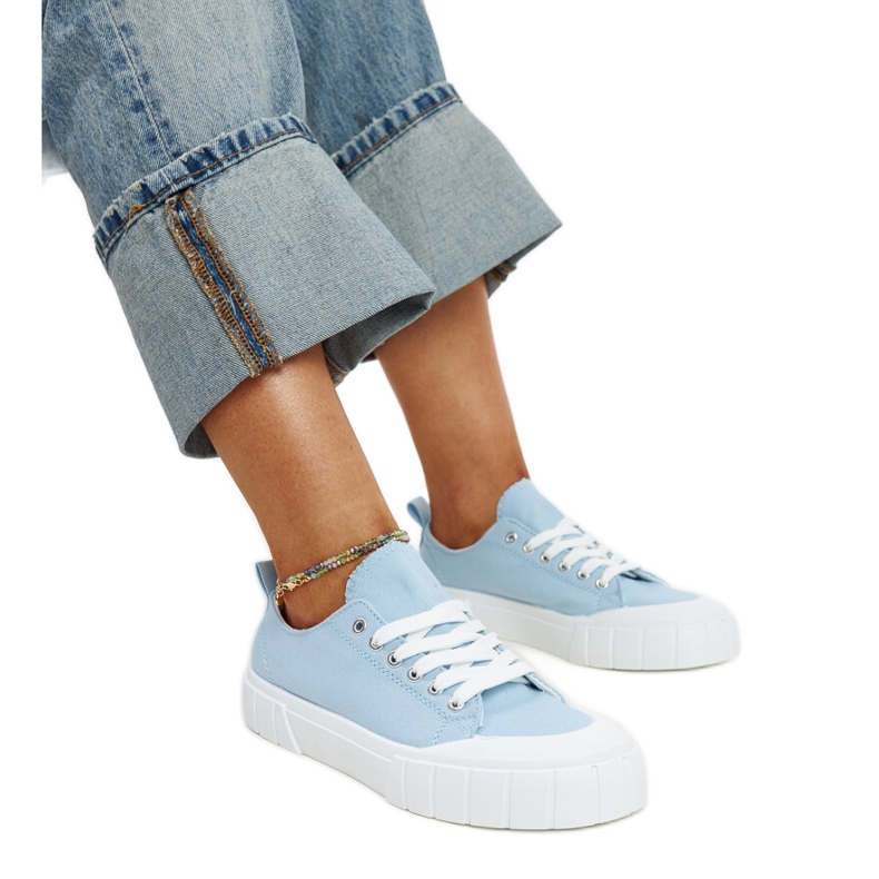 Les baskets en tissu bleu d'Eduard Les baskets en tissu bleu d'Eduard