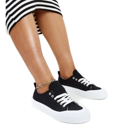 Les baskets en tissu noir d'Eduard