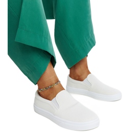 Baskets en tissu blanc par Suraya