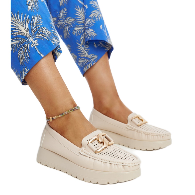 Chaussures en cuir beige avec boucle décorative