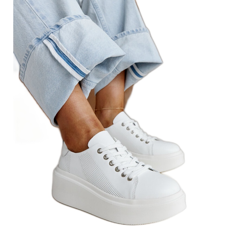 Chaussures en cuir bleu avec boucle décorative blanche