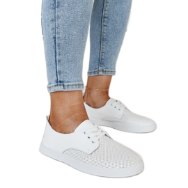 Baskets classiques en cuir blanc par Radwa