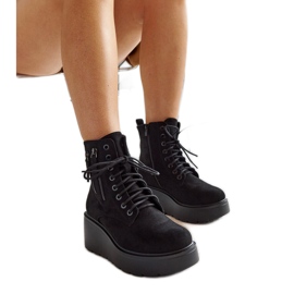 Bottines compensées isolées en daim noir par Safiya