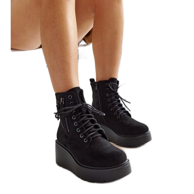 Bottines compensées isolées en daim noir par Safiya le noir