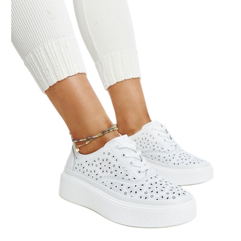 Chaussures en cuir bleu avec boucle décorative blanche
