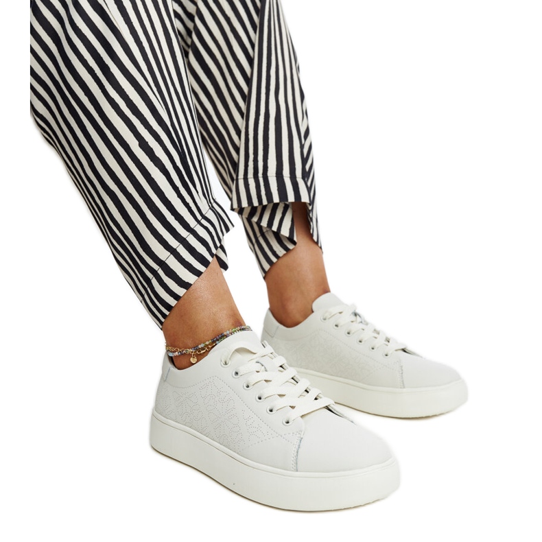 Baskets en cuir beiges