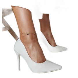 Talons hauts blancs brillants avec empiècement en cuir par Cortesa blanche Talons hauts blancs brillants avec empiècement en cuir par Cortesa blanche