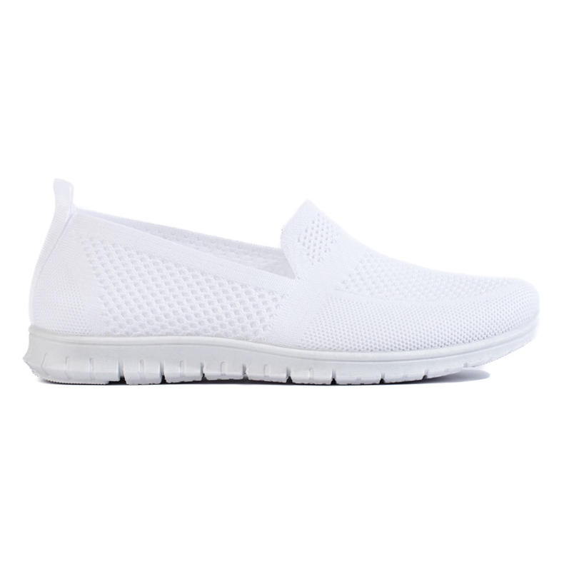 Enfiler des baskets blanches