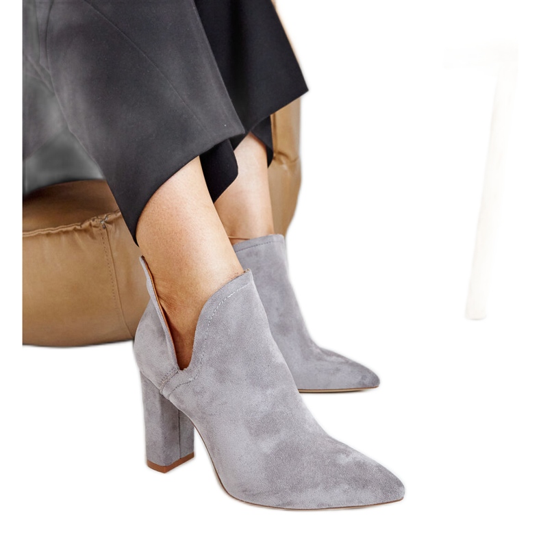 Bottines asymétriques grises à talons hauts de Taylan Bottines asymétriques grises à talons hauts de Taylan