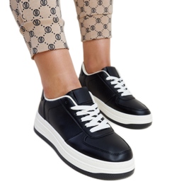 Baskets noires sur la plateforme Cvita
