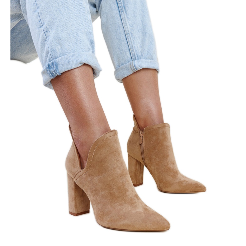Bottines asymétriques à talons hauts beige foncé par Taylan Bottines asymétriques à talons hauts beige foncé par Taylan