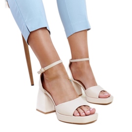 Sandales à talons beige clair par Vesna