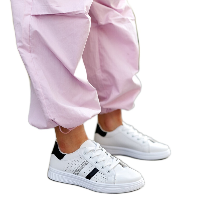 Baskets en éco-cuir blanches et noires par Berdine