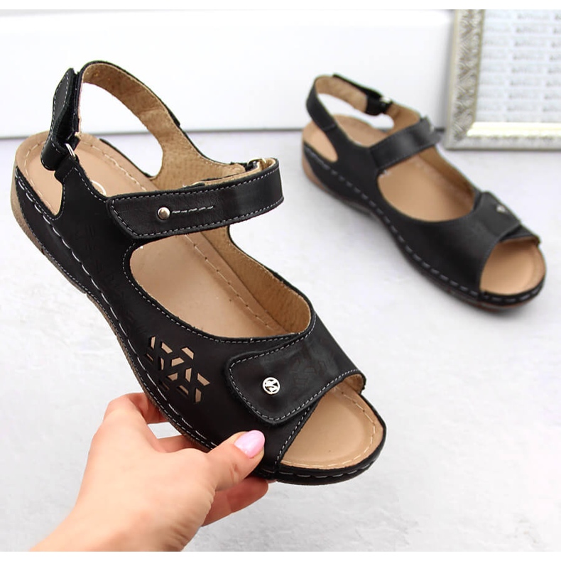 Sandales confortables en cuir pour femmes avec velcro, noires Helios 266-2.011 le noir