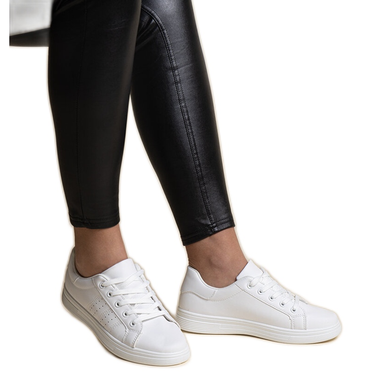 Baskets blanches en éco-cuir par Cathleen
