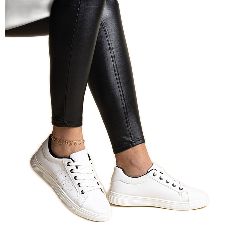 Baskets blanches en éco-cuir par Cathleen Baskets blanches en éco-cuir par Cathleen