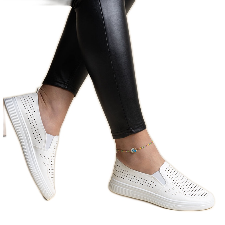 Baskets slip-on ajourées blanches par Dafina