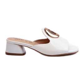 Tongs élégantes à talon bas pour femmes avec décoration dorée, blanc Uzimila