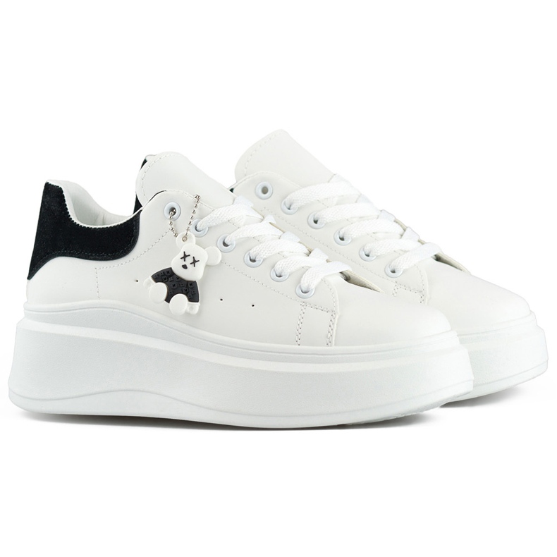 Chaussures de sport blanches à semelle épaisse et ours en peluche noir