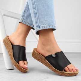 Tongs confortables en cuir pour femmes, noires Helios 130.011