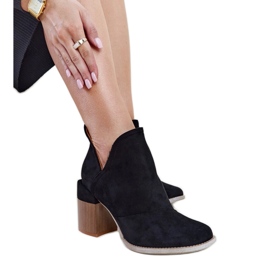Bottines isolées asymétriques noires par Nadica